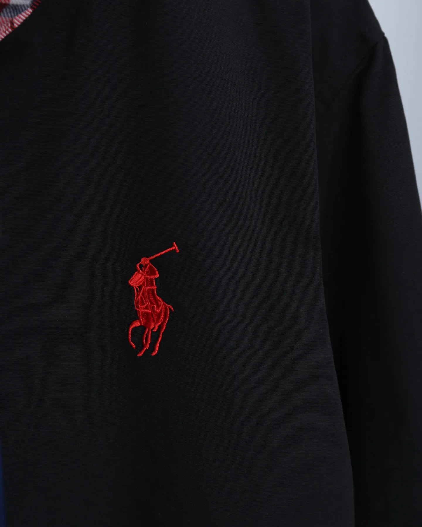 P310 Correct version Top quality replica Ralph Lauren Reversible Veteran Harrington Jacket with Pony Lapel Embroidery Reversible Ralph Lauren hot season jacket 🔥New product jacket. Work and live at the same time. Classic Harrington Jacket style. Versatile on one side, classic on the other, retro on the other side, fashionable, reversible. Wear casually. Made of combed cotton twill, navy plaid knitted fabric, elasticated at the hem of the cuffs. The splicing of double-sided fabrics is not exposed, and the workmanship is tedious and elegant. Three-label washing is set on the inside of the pocket. The entire shoulder and sleeves are all double-pressed. Customized hardware roller pullers. Metal zippers. Fine embroidery on the chest. The details are exquisite. All accessories are 1:1. Even the size stickers are original. This autumn, a jacket that continues the original texture and charm of Ralph Lauren and has a more fashionable and retro feel. Couple style. Quality recommendation! Color: Black White Size: S-XL